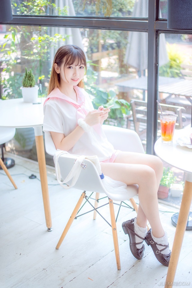 没有一宗友情是地久天长的。人们在你的生活里来去如流，有时，友情的过程是短暂的，有限的。
